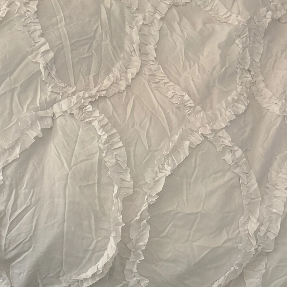 White Ruffled Bedding - Picture 3 of 5